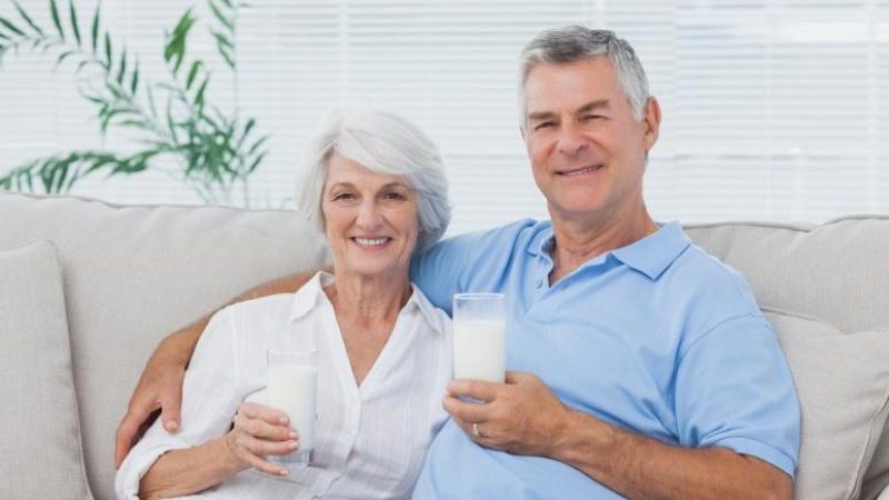 Giá trị dinh dưỡng và những lưu ý cách chọn sữa cho người cao tuổi