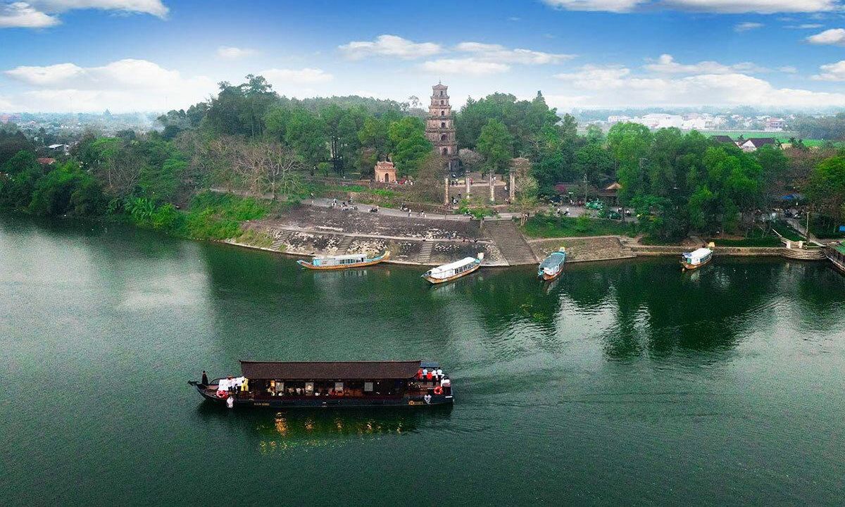 Ngắm nhìn vẻ đẹp sông Hương biểu tượng vẻ đẹp của xứ Huế